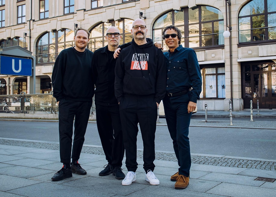Freuen sich über die Chartsbilanz von "Super Gremlin" in den USA (von links): Marc Johlen (BMG), Michael Kersting (Click Music), Maik Alexander Timmermann und Tony Abner (BMG)