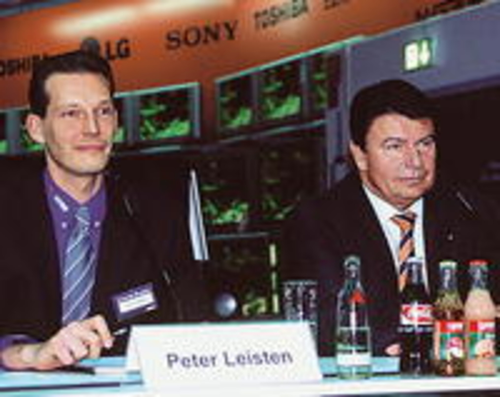 Eröffneten 100. Saturn: Peter Leisten (l.) und Alfred Ullrich