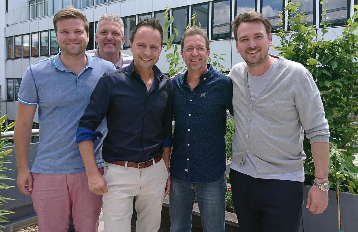 Besiegelten die Zusammenarbeit auf der Terrasse der Büroräumlichkeiten von Sony Music Entertainment in der Wiener Mariahilfer Straße (von links): Stefan Hochwallner (Director Sales und Bus...
