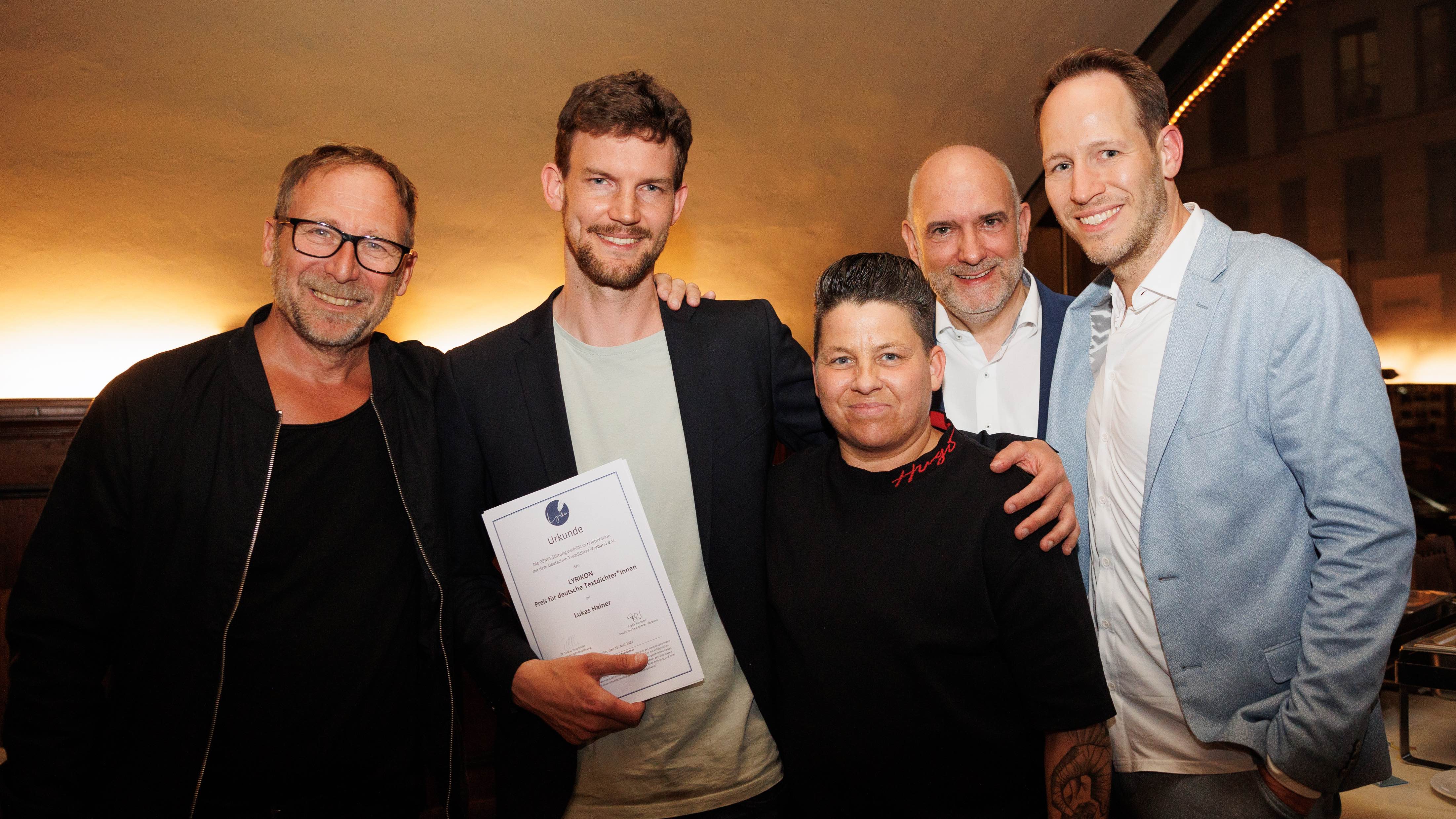 3843fe96 df9a 4cbd 810d 42abdf04bc25 Ausgezeichnet: Preisträger Lukas Hainer (2. von links) mit Vertreter:innen von DTV und GEMA-Stiftung (von links) Frank Ramond, Kerstin Ott, Jürgen Brandhorst und Tobias Reitz.