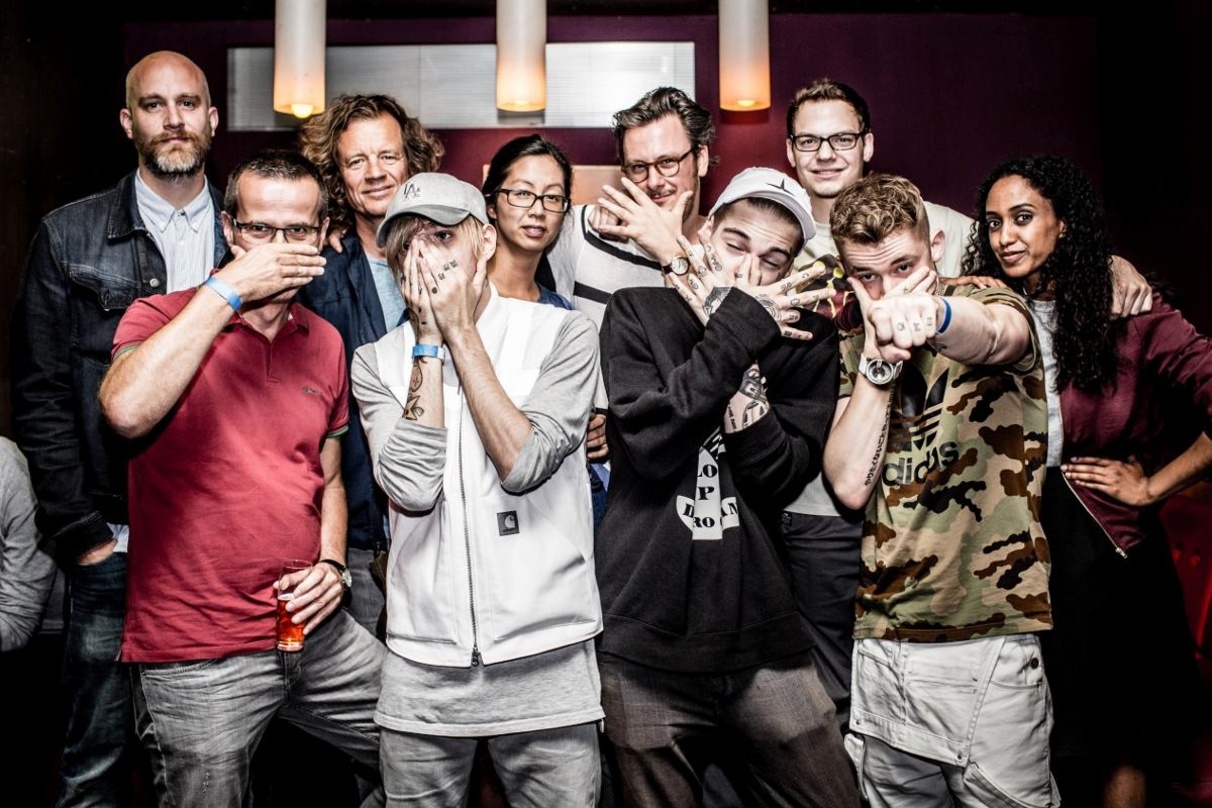 Beim Vertragsabschluss im Rahmen der GoodToGo-Vertriebstagung im Kölner Stadtgarten (hinten, von links): Tim Wermeling (Label Manager & Head of Marketing Groove Attack), Rechtsanwalt Andre...