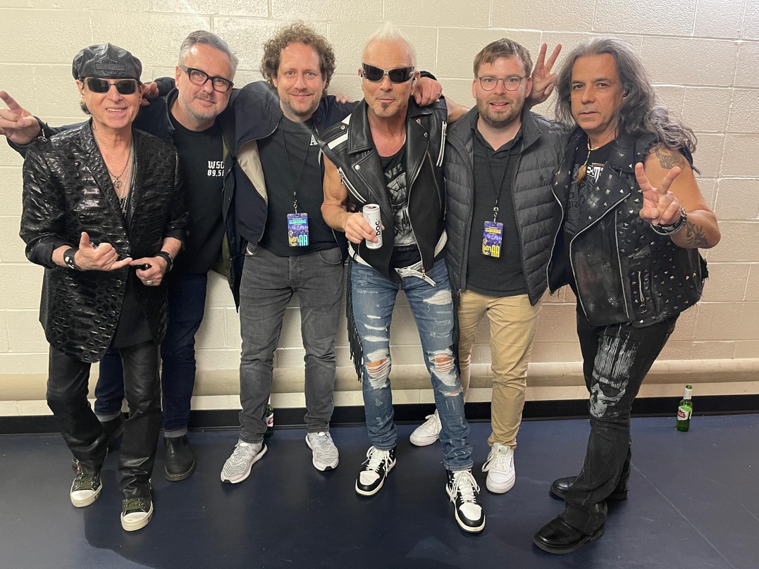 3877b2f9bb8ad2cf9e442af74b30792ed4a5c9057af1c7954b9cdcea19b78b14 Machen miteinander Merch (von links): Klaus Meine (Scorpions), Matt Young (President Bravado US), Michael Hahn (General Manager Bravado Germany), Rudolf Schenker (Scorpions), Johannes Bolz...