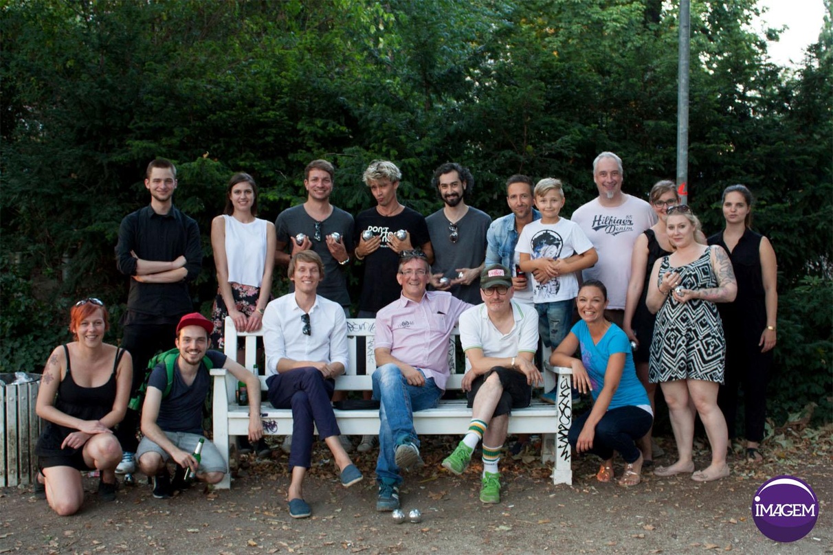 Bei der Siegerfeier (hinten, von links): Adrian Hillekamp (Motor Music), Anastasia Schöck (Imagem), Konstantin Opel, Basti Becks (beide Fraygeist), Ran Nir (LFNT), Matthias Nölte (RTL 104,...