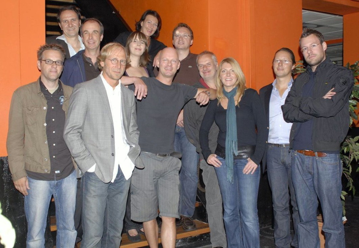 Hatten nach St. Pauli geladen: Rüdiger Hoffmann und sein Team||(hinten, v.l.n.r.): Produzent {mlbipers.87712.Matthias Hass|U|T}, {mlbipers.2329.Lars Ingwersen|U|T} (Managing Director Warne...