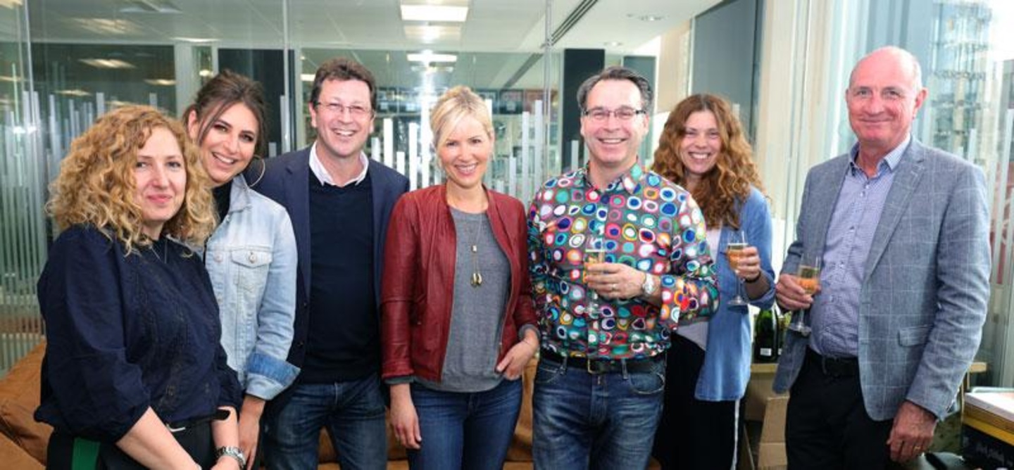 Neues Gespann (von links): Louise Hart (BMG), Vikki Josephs und Craig Logan (beide Management), Dido sowie Alistair Norbury, Mandy Plumb und Paul Curran (alle BMG)