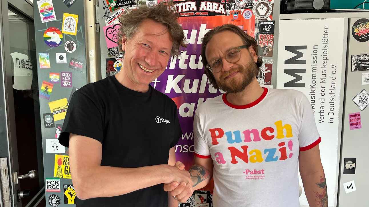 Handschlag auf die Zusammenarbeit: Mike van Gaasbeek (Gründer und CEO Stager, links) und Christian Ordon (Geschäftsführer LiveKomm).