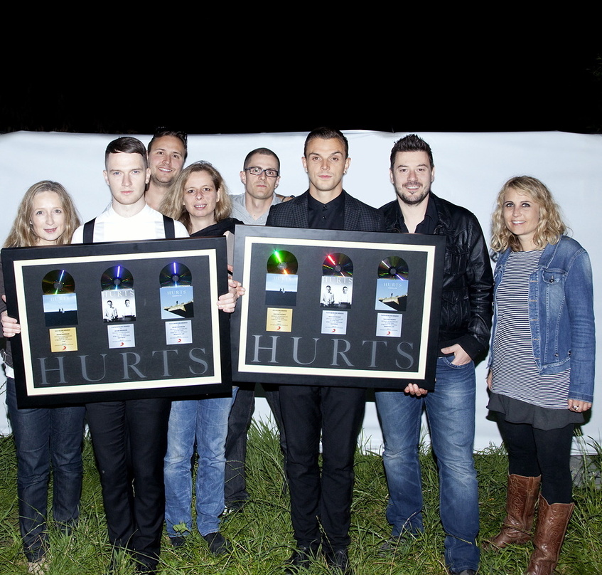Ließen sich nach dem Festivalauftritt mit Edelmetall überraschen: Hurts||Nach dem Konzert trafen sich (v.l.n.r.): Carina Grace (Director International Marketing Sony Music UK), Adam Anders...
