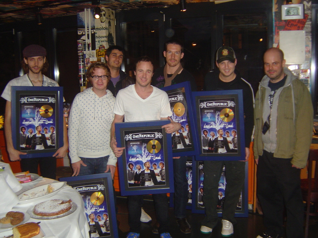 Freuten sich über Gold: Universal und OneRepublic||Bei der Auszeichnung trafen sich (v.l.n.r.): Brent Kutzle, Drew Brown (beide OneRepublic), Ben Moser (Product Manager Universal), Eddie F...