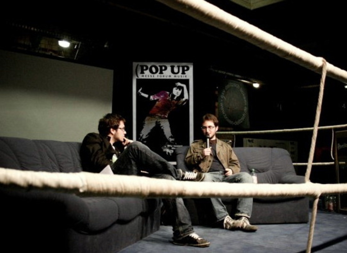 Beim Couchgespräch im Boxring: Shain Shapiro (l.) von der Canadian Independent Music Association und der Journalist Axel Rahmlow