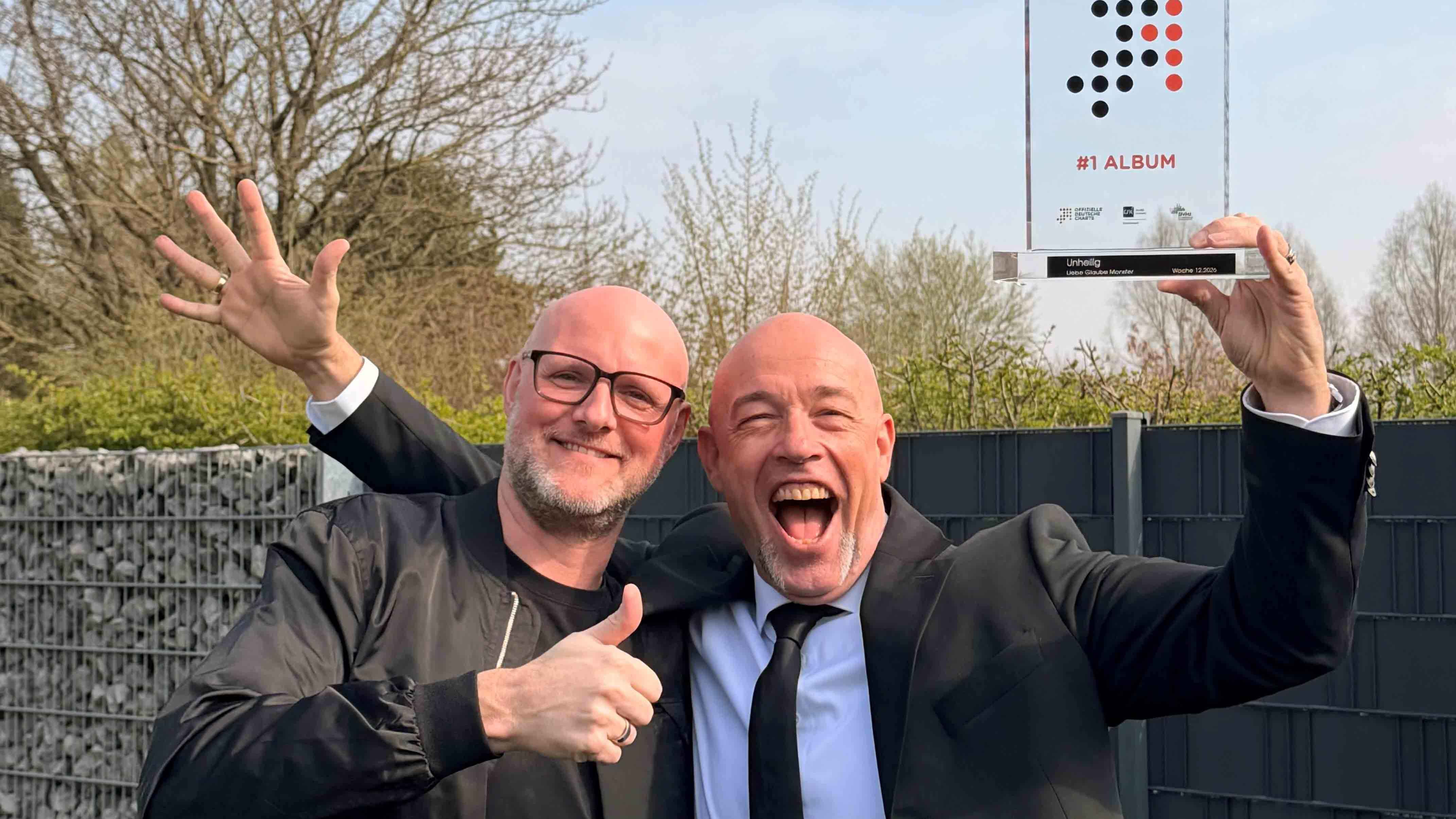 Mit dem Nummer-eins-Award von GfK: der Produzent Henning Verlage (links) und Der Graf (Unheilig).