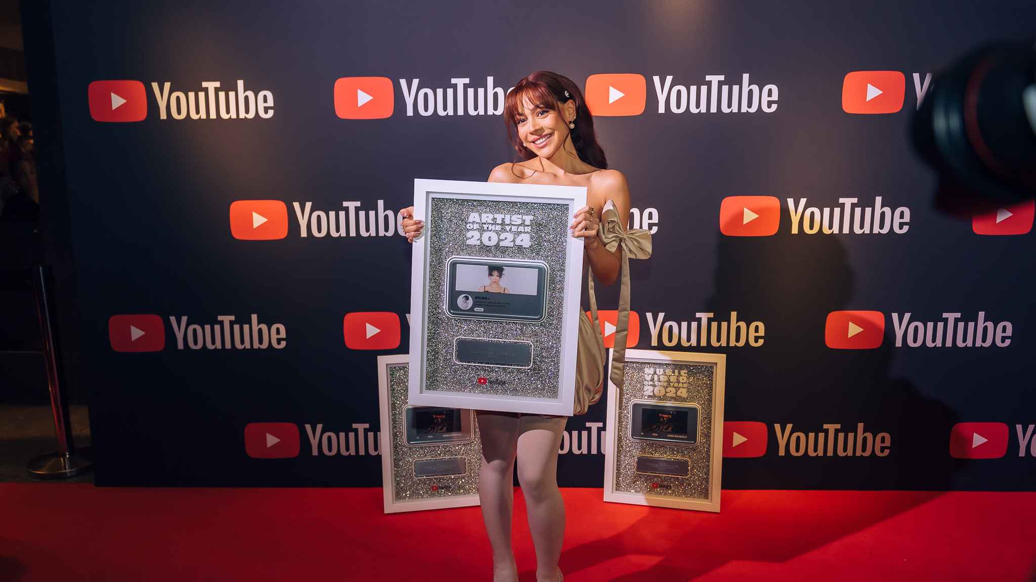 Mit ihren drei Awards auf dem Roten Teppich: Ayliva.