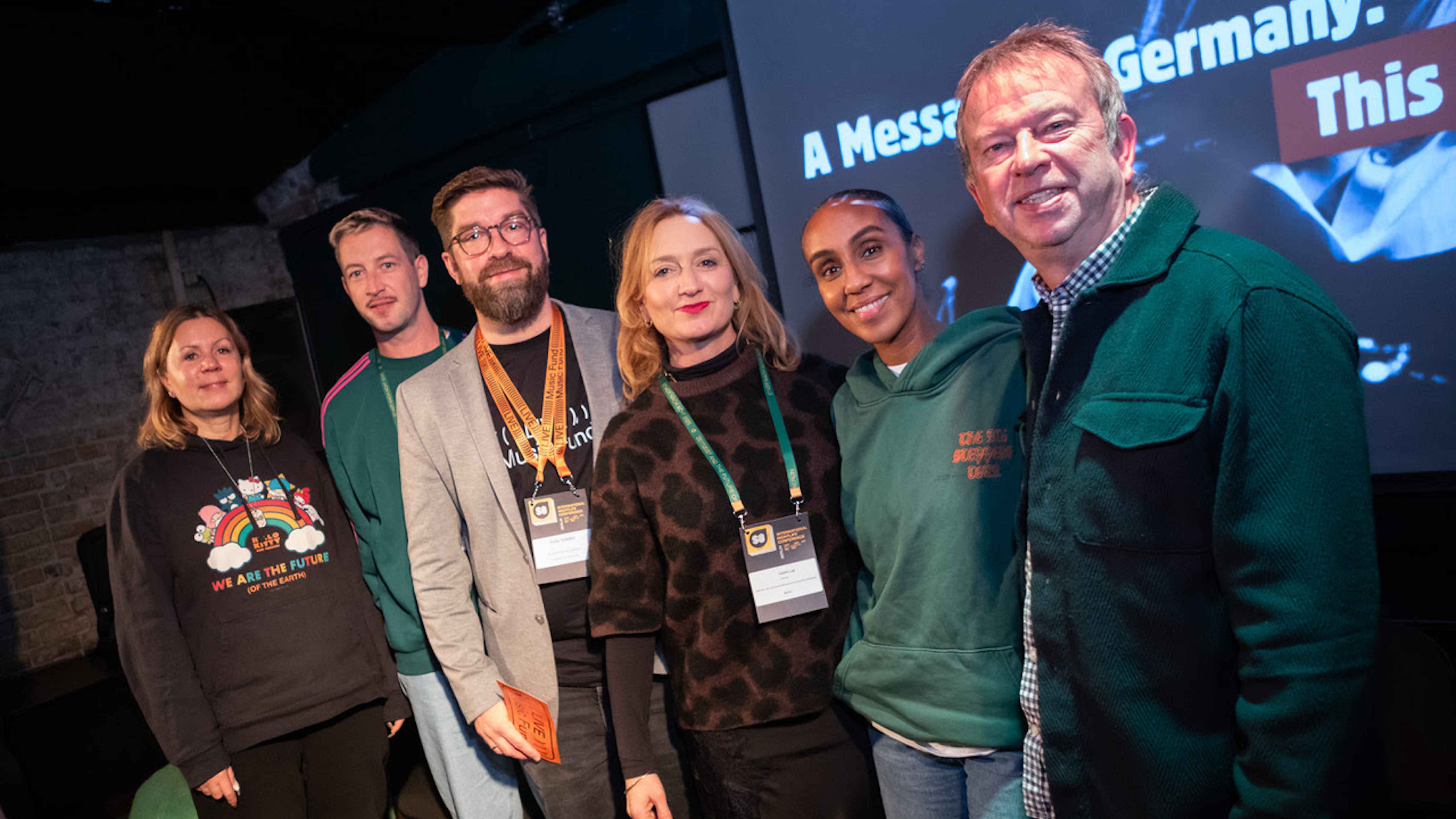 Politik und Musik auf einem Foto (von links): Pamela Schobeß, Carsten Roth, Felix Grädler, Caren Lay, Moderatorin Hadnet Tesfai und Mark Davyd.