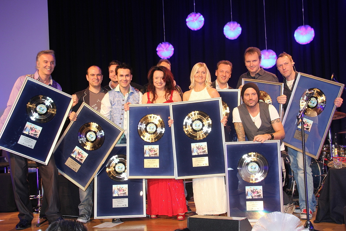 Bei der Verleihung in Gmunden (von links): Alfred Jaklitsch, Mario Pecoraro (beide die Seer), Dietmar Lienbacher (Sony Music Austria), Jürgen Leitner, Sabine Holzinger, Astrid Wirtenberger...