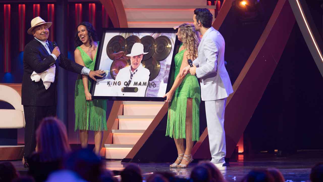 Stolz auf seine sieben goldenen Platten: Lou Bega mit zwei Tänzerinnen und Show-Gastgeber Giovanni Zarrella (rechts).