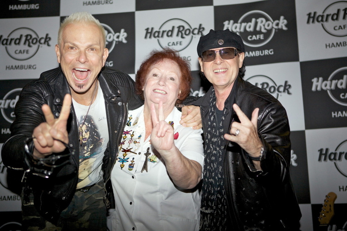 Bestens drauf am Eröffnungsabend (v.l.n.r.): Rudolf Schenker, Hard-Rock-Cafe-Institution Rita Gilligan und Klaus Meine