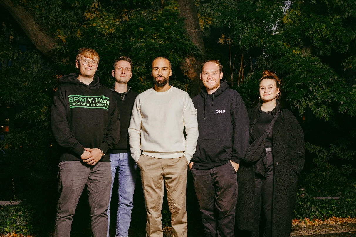 Verständigten sich auf die Zusammenarbeit (von links): Lucas Teuchner, Niels Eberhardt, Lucry, Marc Johlen und Antonia Petzhold