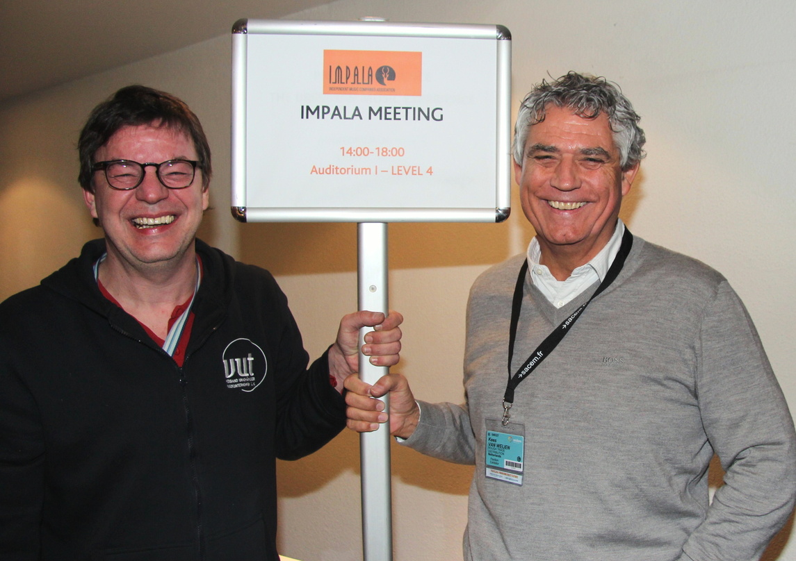 Tragen das Impala-Schild von Cannes nach Berlin: Jörg Heidemann (VUT, links) & Kees van Weijen (Impala)
