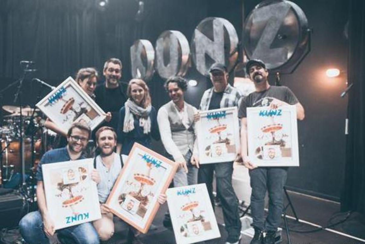 Bei der Award-Verleihung in Bern (hinten, von links): Helen Maier (Band), Ivo Sacchi (Universal Music), Fabienne Bruttin (Universal Music), Manuel Römer (Band), Sacha Ischi (Management) un...