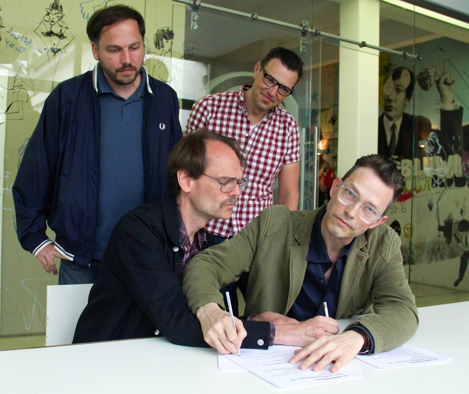 Machten den Deal klar: Die Zimmermänner (vorn, von links) Detlef Diederichsen und Timo Blunck sowie (hinten) Gunther Buskies (links) und Lutz Stöver von Tapete Records