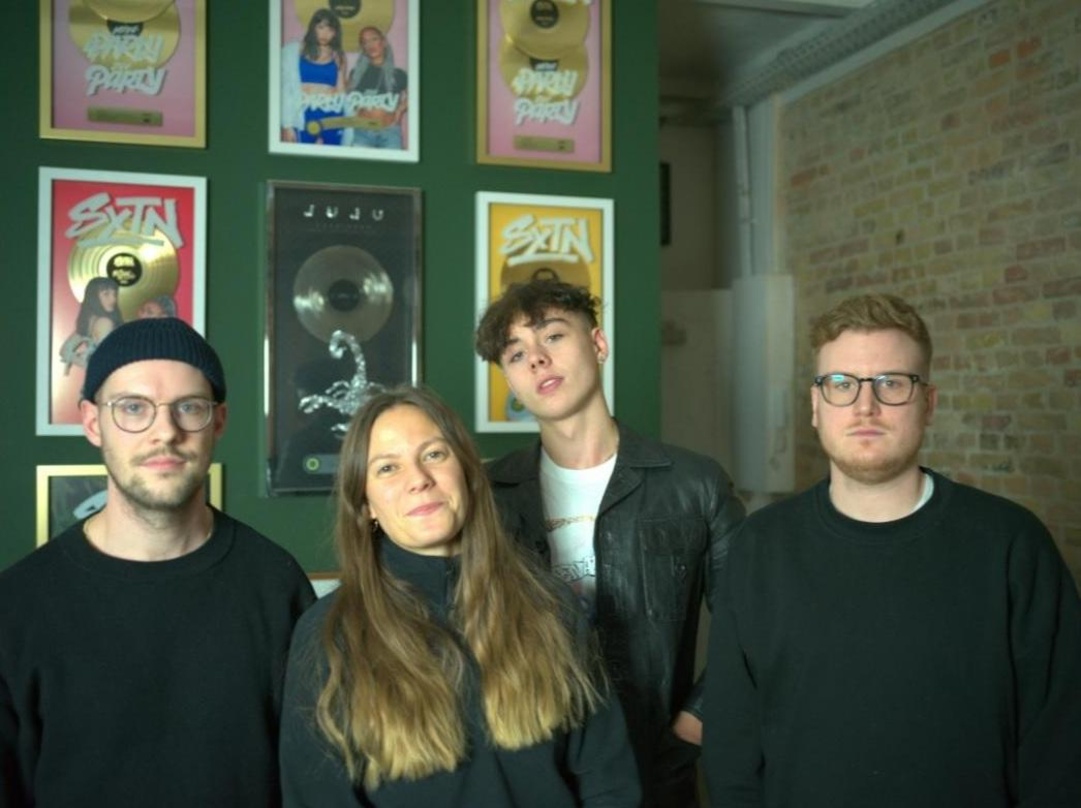 Arbeiten nun miteinander (von links): Robin Shaw, Leyla Krause (beide Jinx Music), Bevn und Dustin Greis (Jinx Music)