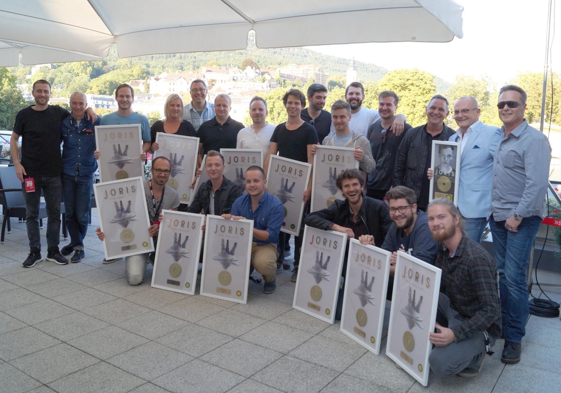 Erfreut über Gold: Joris (vorn, 2. von links) und seine Partner und Gratulanten