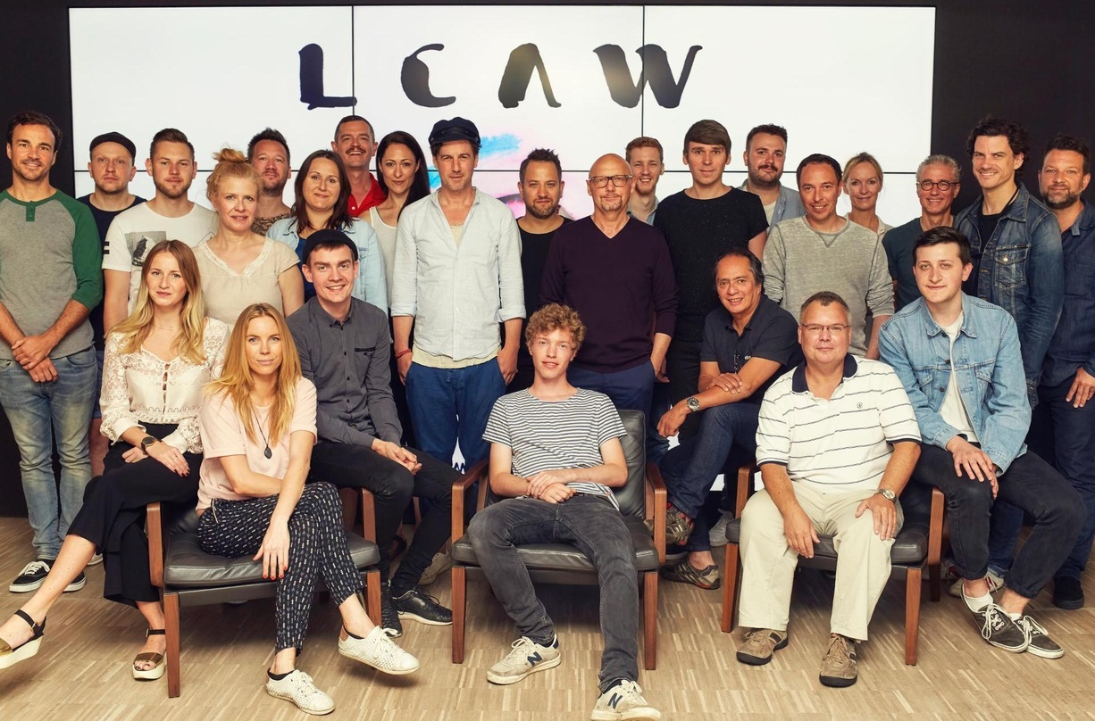 Bei der Vertragsunterzeichnung: LCAW (Vordere Reihe, Mitte) mit Marc Wollweber (Director Legal & Business Affairs, vordere Reihe rechts), Willy Ehmann (Senior Vice President Music Division...