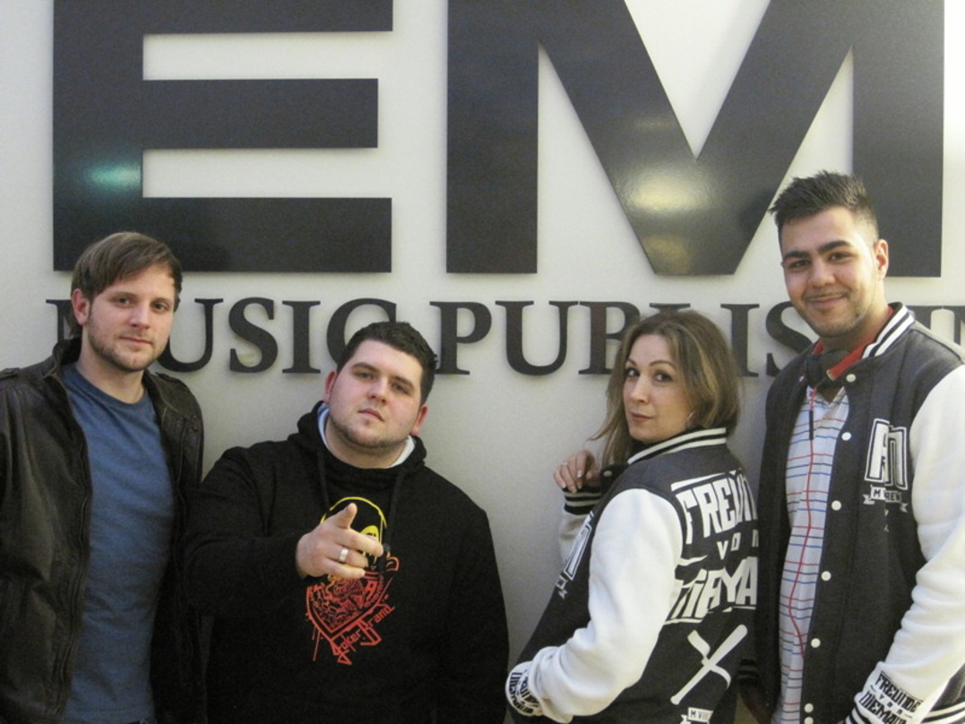 Neue Verlagspartner (v.l.n.r.): Benjamin Voß (A&R Manager EMI), Vega, Bahar Tozman (Vice President A&R EMI) und Hadi-El-Dor (Management)
