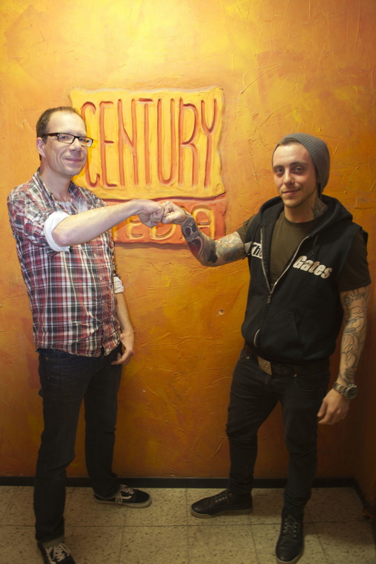 Wollen künftig zusammen neue Bands nach vorn bringen: Jens Prüter (Head Of A&R Century Media Records, links) und Jamie Graham (Label Manager Siege Of Amida Records)