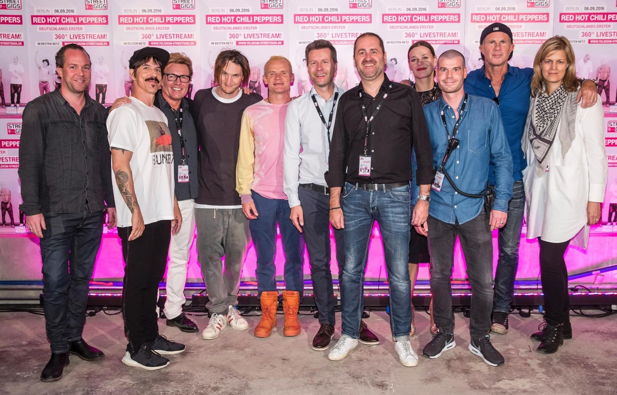 Feierten das erste 360-Grad-Konzert in Deutschland (von links): Die Red Hot Chili Peppers und ihr Team