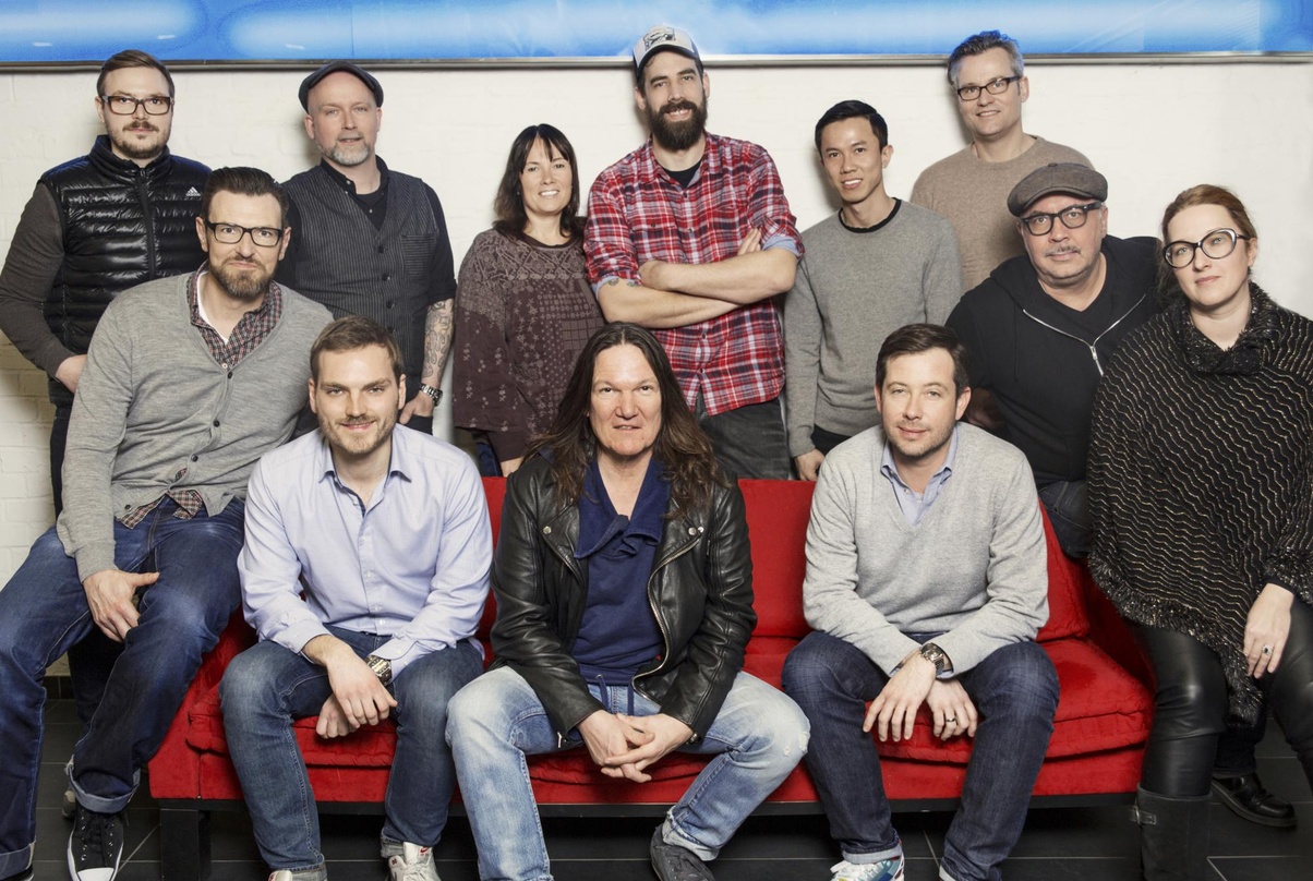 Freuen sich über die Kooperation (hinten, von links): Martin Bendig und Björn Brauer (beide Warner Music), Ulrike Rudolph (UDR), Nick Hüper (ICS Festival Service), Son Nguyen (UDR UK), Fab...