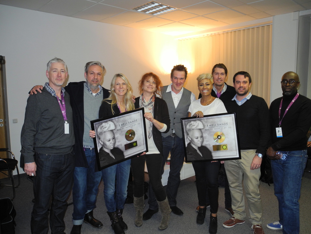Bei der Gold-Verleihung (von links): Greg Castell, Giacomo La Tragna, Dany Dietz, Manuela Kohn, Uli Mücke, Emeli Sandé, Marc Fritsch, Tom MacPherson und Adrian Sykes