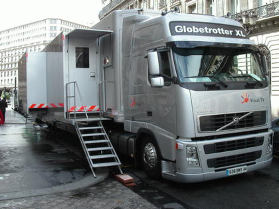 Voll mit Telex/RTS-Technik: Ü-Wagen der französischen Firma Visual TV