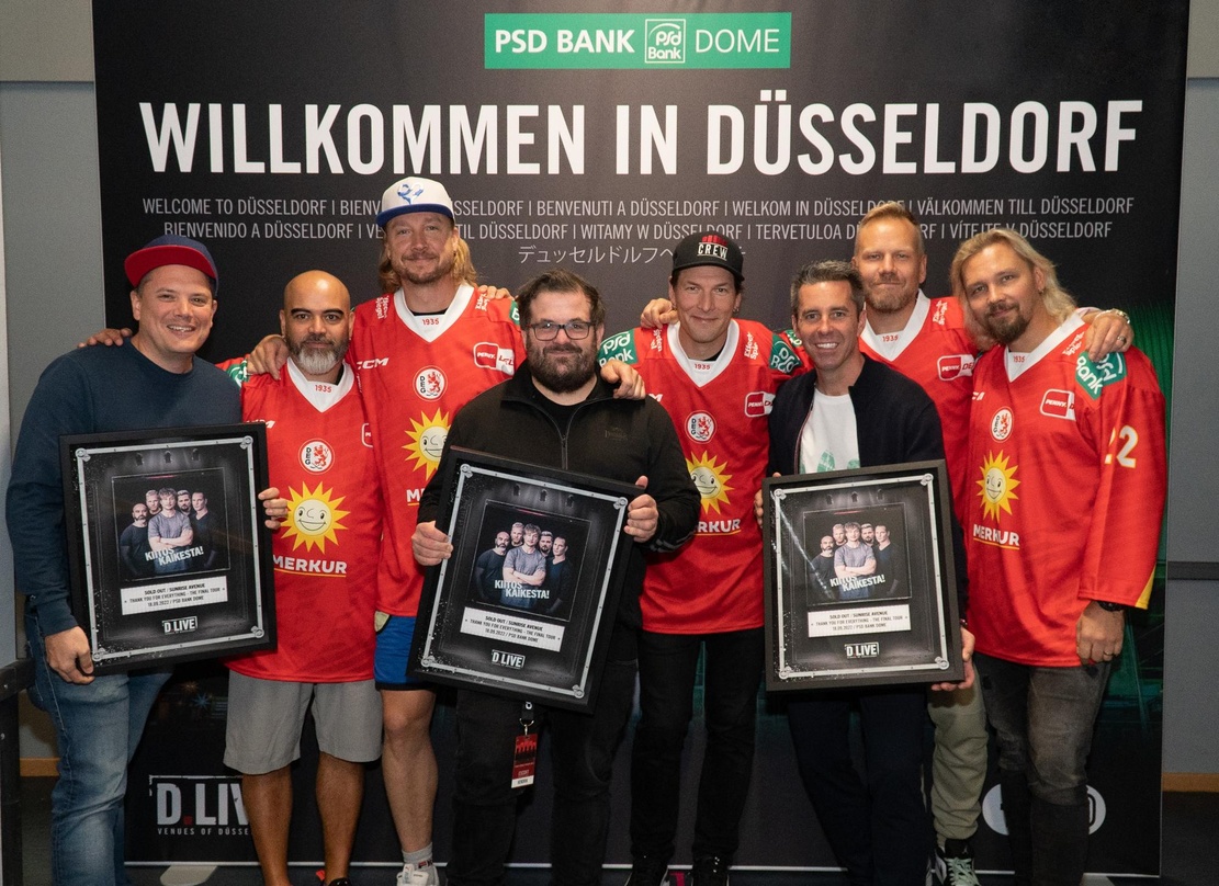 Bei der Preisverleihung (von links): Nico Hamm (Geschäftsführer concertteam nrw), Raul Ruutu, Samu Haber, (beide Sunrise Avenue), Hendrik Czaster (Booking Agent Contra Promotion), Riku Raj...