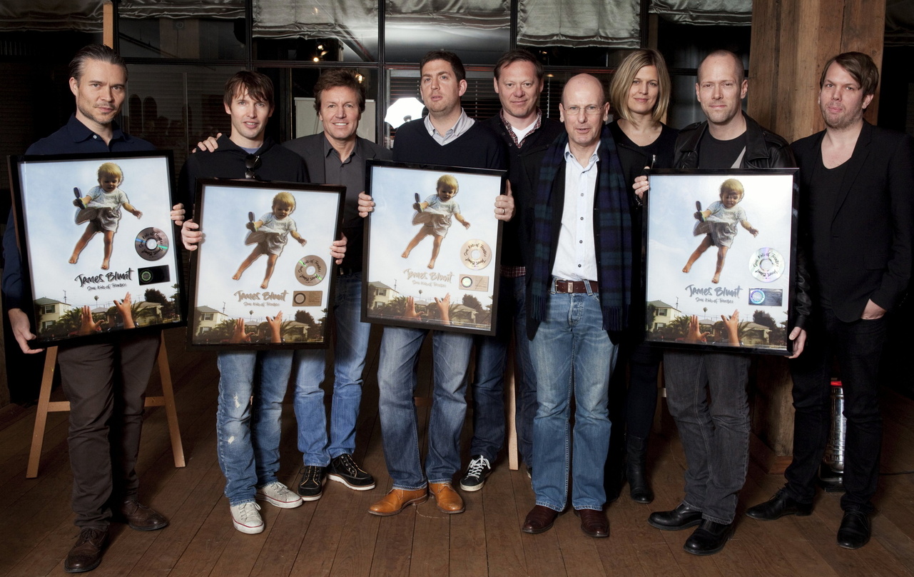 In Platinlaune (v.l.n.r.): Christian Tattersfield, James Blunt, Bernd Dopp, Max Lousada, Michael Brycz, Mike Allen, Bettina Krings, Todd Interland und Jens Winkelmann
