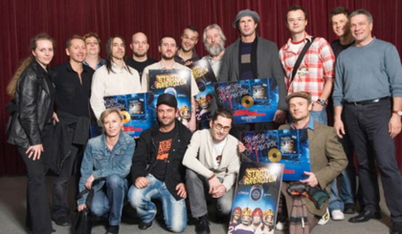 Weiter auf Erfolgskurs: Warner und die Red Hot Chili Peppers||Weiter auf Erfolgskurs: (hinten, v.l.n.r.:) Patrizia Diskus (Promotion Assistant), Günter Unger (Sales Director), Christel Lin...