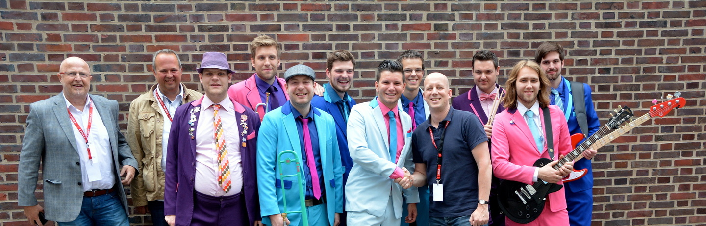 Bei der Vertragsunterzeichnung mit Kuhl un de Gäng: Manfred Rolef (Vice President Ariola GSA, vierter von rechts) beim Händedruck mit Sänger Michael Kuhl, beobachtet von unter anderem Bodo...