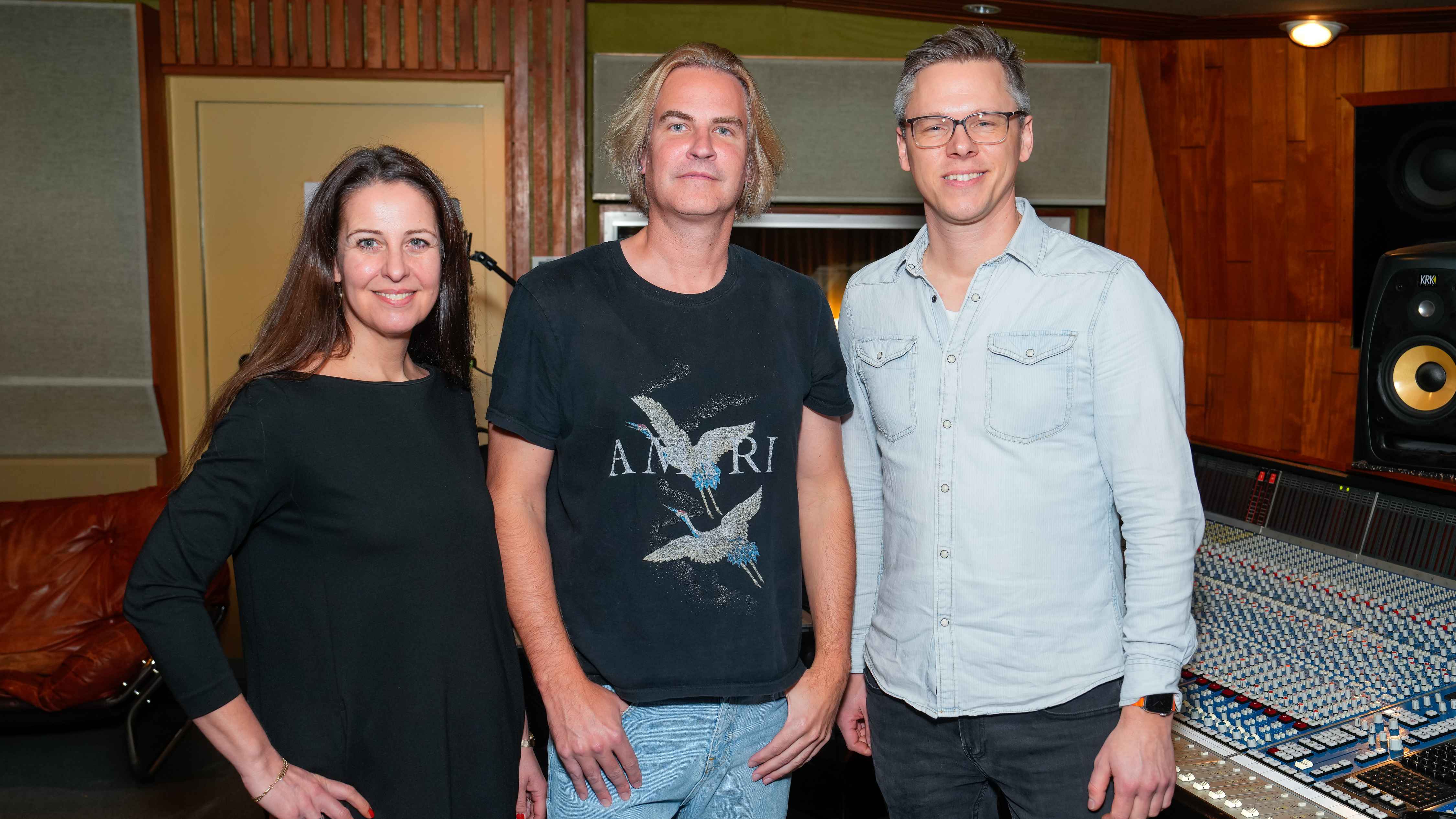 Kamen zur Vertragsunterschrift in den Hansastudios zusammen (von links): Ina Wiens (Copyright- und Creative Manager Meisel Music), Oliver deVille und Christopher Gronau (A&R Manager Meisel...