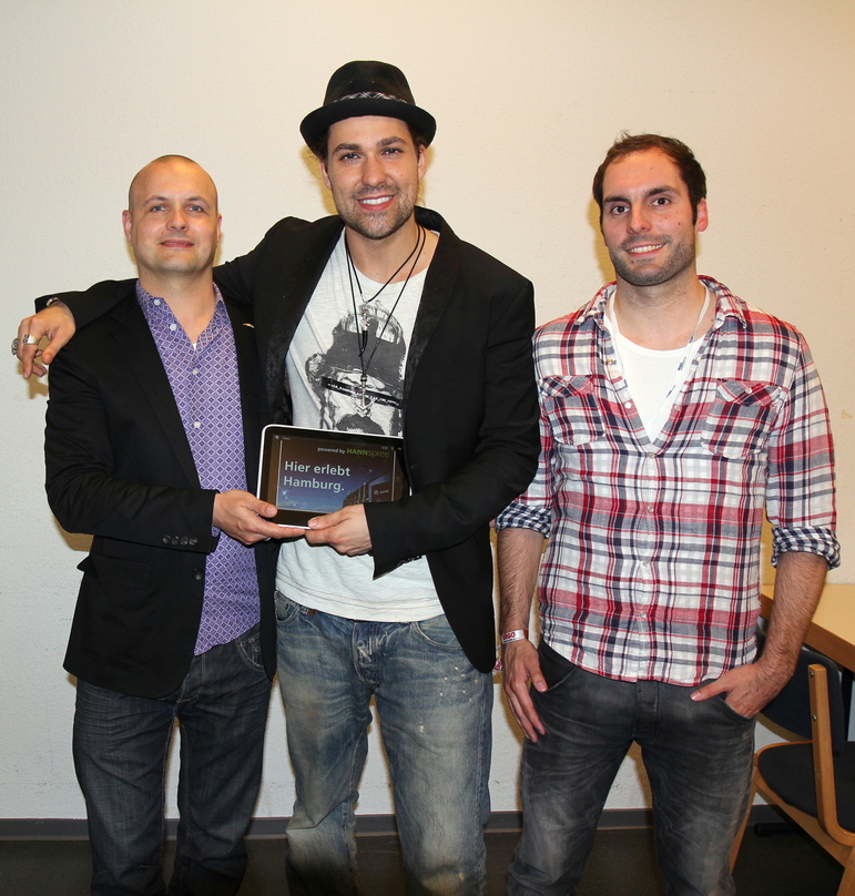 Bei der Übergabe (v.l.n.r.): Steve Schwenkglenks (Assistant Arena Manager o2 World Hamburg), David Garrett und Michael Matthiessen (Projektleiter River Concerts)