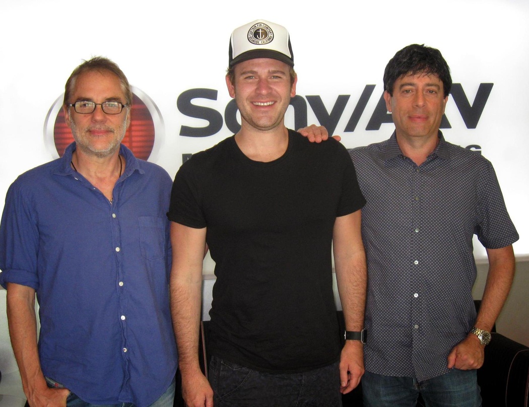 Bei der Vertragsunterzeichnung (von links): Jude Cole (Management), Jason Wade und Rick Krim (Co-President Sony/ATV USA)