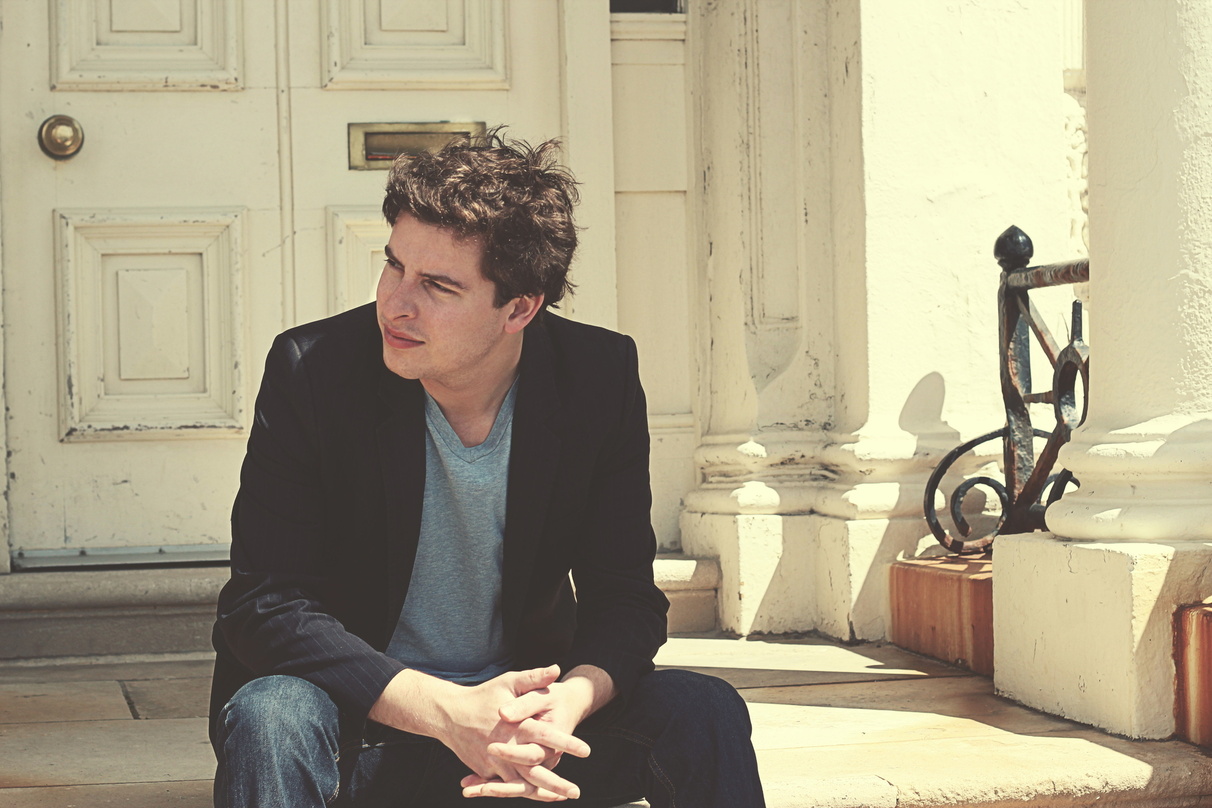 Tourt bei Across Berlin durch die Hauptstadt: der Singer/Songwriter Ed Prosek