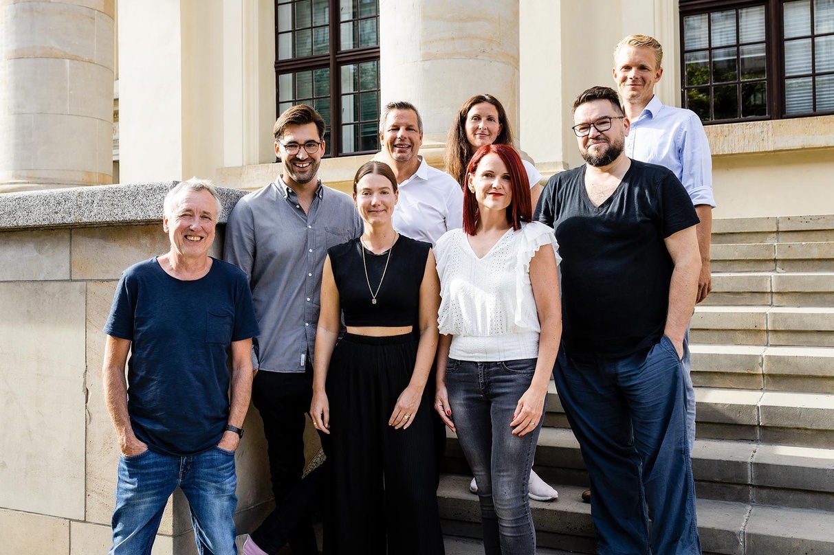 Machen künftig miteinander Schlager (von links): Hartwig Masuch (BMG), Giulia Höck (BMG), Kathleen Herrmann (Telamo) und Marko Wünsch (Telamo) sowie (hinten, von links) Maximilian Kolb (BM...