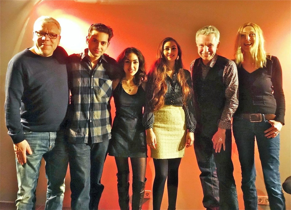 Trafen sich bei Dussmann: Stefan Strüver, Lewis Durham, Kitty Durham, Daisy Durham, Hannes Kraus und Stephani Meetz.