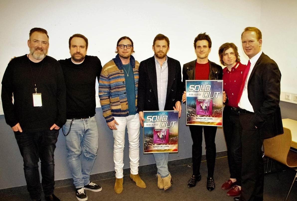Bei der Awardverleihung (von links): Ioannis Panagopoulos (Director Touring Live Nation), Matt Schwarz (COO/Managing Director Live Nation), Nathan Followill, Caleb Followill, Jared Followi...