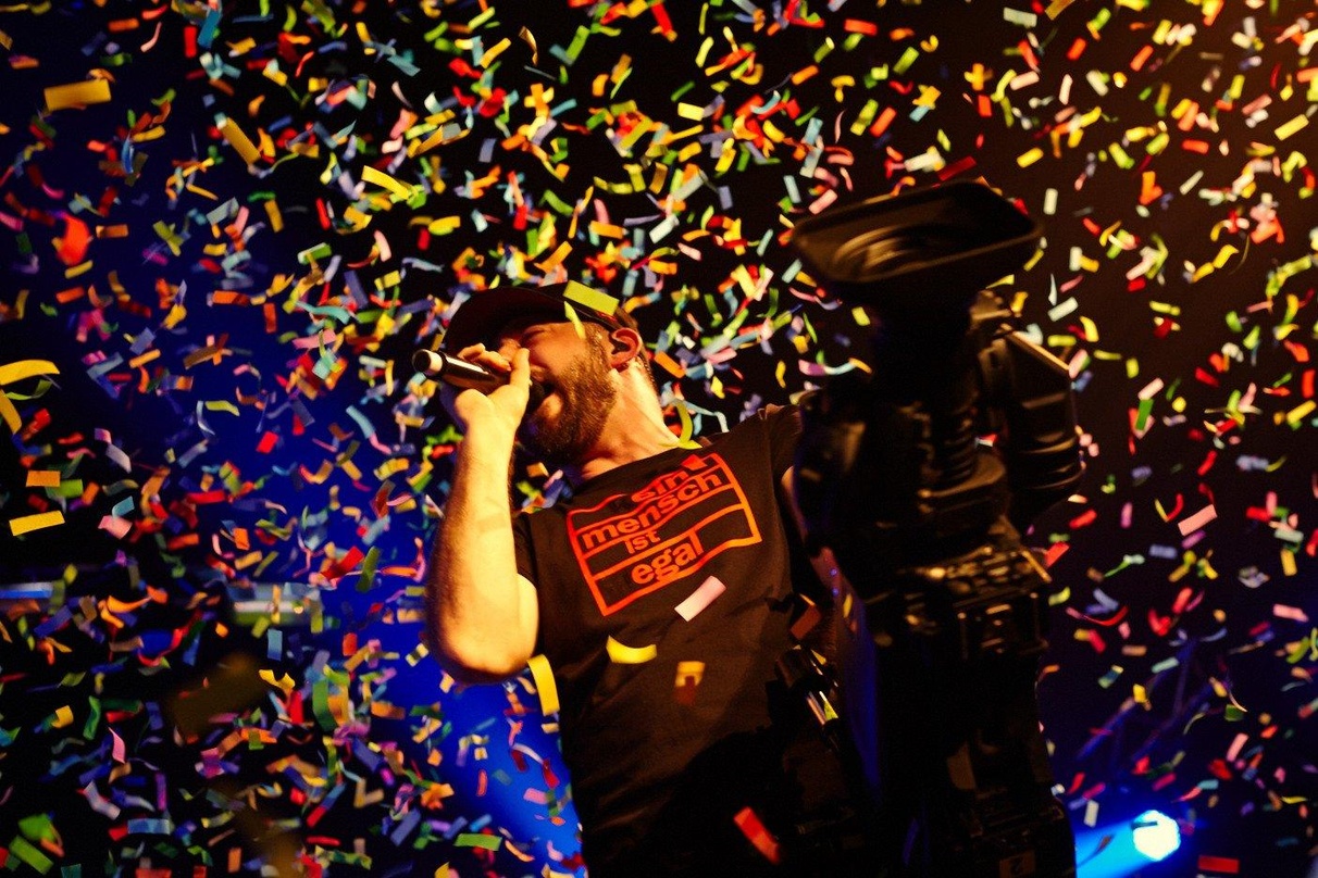 Live dabei bei der Warner Music Night am 25. September: Fünf Sterne Deluxe, hier Das Bo im Konfettiregen