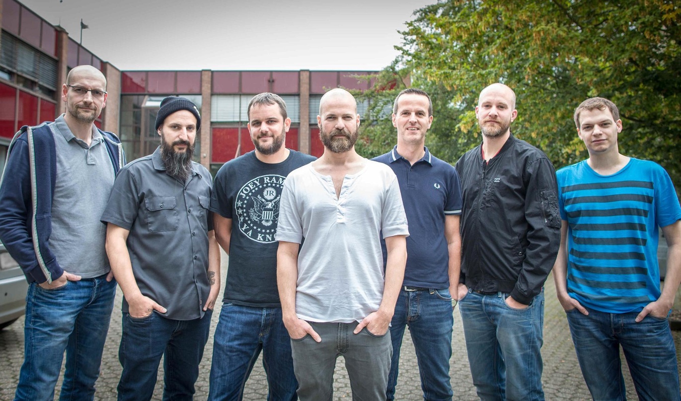 Trafen sich zur Vertragsunterzeichnung (von links): Bernd Herrmann, Alf Polmann, Holger Schneider, Curse, Frank Stratmann, Tim Wermeling und Kristof Jansen.