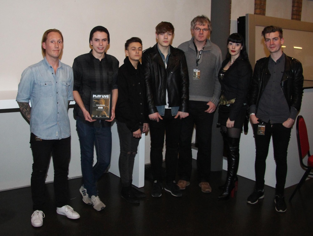 Bei der Preisverleihung von Play Live (von links): Pierre Seidel, die Band Van Holzen, Dietmar Schwenger (MusikWoche), Iris Bernotat (Focusion) und Magnus Textor (Sony Music)