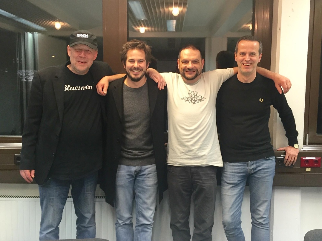 Besiegelten die Vertragsverlängerung (von links): Matthias "Botsch" Böttcher (Director Distribution & Repertoire GoodToGo), Lenz Hein (Grönland Records), Viron Zourlas (Label Manager Rough...
