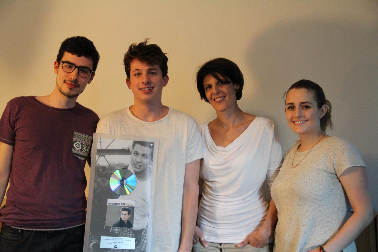 Bei der Verleihung in Zürich (von links): Alex Kolovelonis (PR/Brandmanager Warner Music Switzerland), Charlie Puth, Stefania Lorenzetto (Managing Director Marketing Warner Music Switzerla...