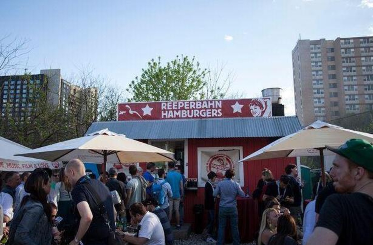 Lockte zahlreiche Besucher an: Der Burgerstand des Reeperbahn Festivals