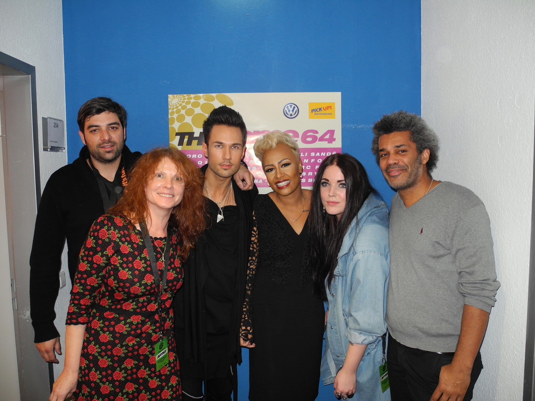 Backstage bei "The Dome" (von links): Daniel Malat, Manuela Kohn, Jonas Myrin, Emeli Sandé, Miriam Bryant und Kofi Asihene